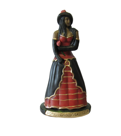 Figura decorativa de mulher com vestido vermelho e preto e base com texto