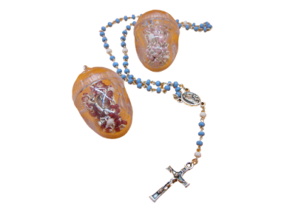 Terço azul e crucifixo com cápsulas castanhas translúcidas