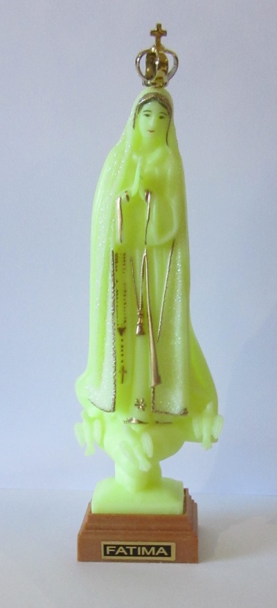 Estatueta de Nossa Senhora de Fátima em plástico amarelo com coroa dourada e base de madeira.