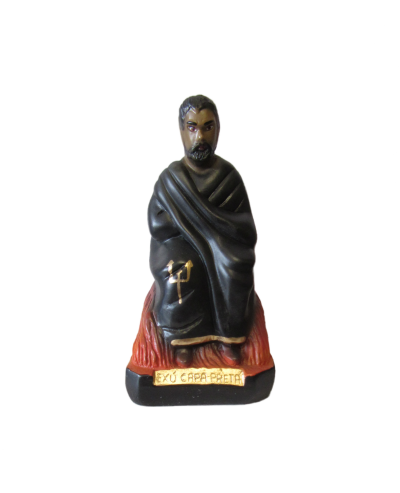 Estátua de Exu com túnica preta e base com efeito de fogo.