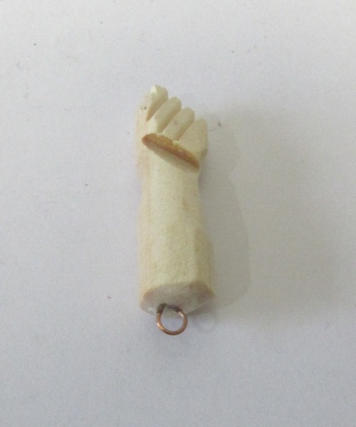 Pingente braço humano em osso com aro dourado sobre fundo branco