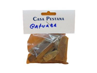 Pacote de pedaços de madeira em embalagem plástica transparente com etiqueta Casa Pestana Qatuaba