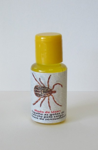 Frasco com líquido amarelo e etiqueta com imagem de carraça e texto em português