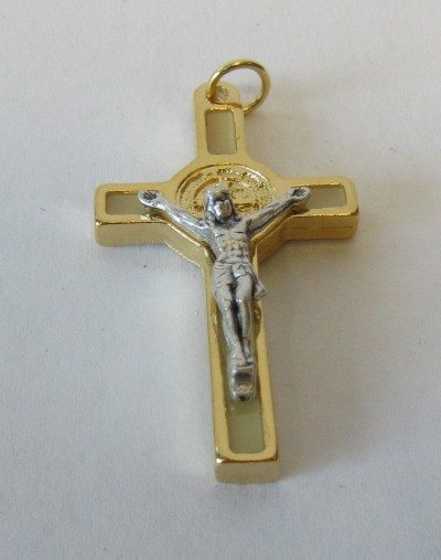 Pendente de cruz dourada com figura prateada de Jesus crucificado
