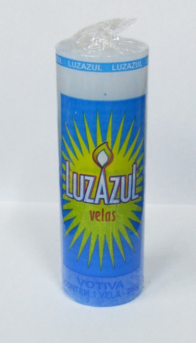 Vela branca cylindrical embalado com rótulo azul e amarelo com texto LUAZUL velas