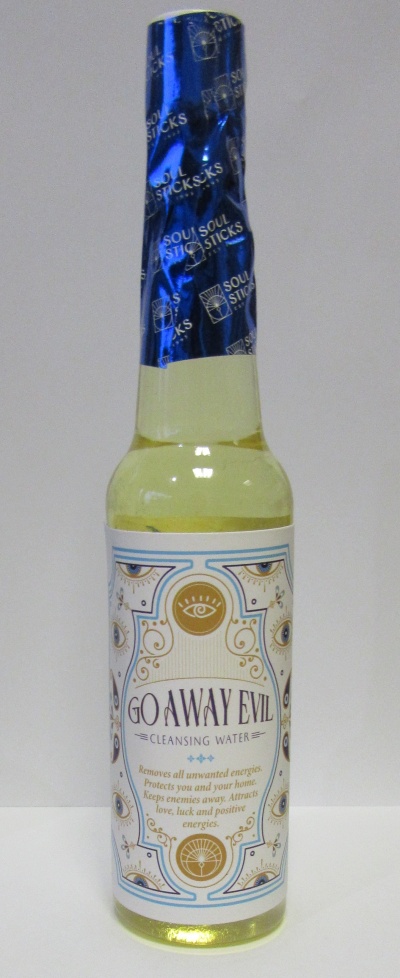 Garrafa de 'GO AWAY EVIL CLEANSING WATER' com tampa azul e rótulo decorativo branca e dourada