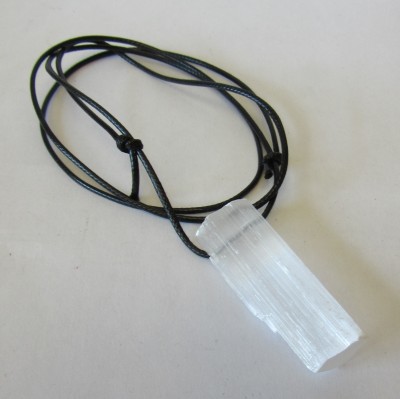 Colar com pendente em pedra branca translúcida e cordão preto.