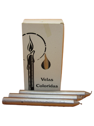 Caixa branca de velas coloridas com três velas prateadas em frente