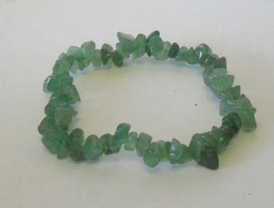 Pulseira de pedras verdes irregulares sobre superfície branca