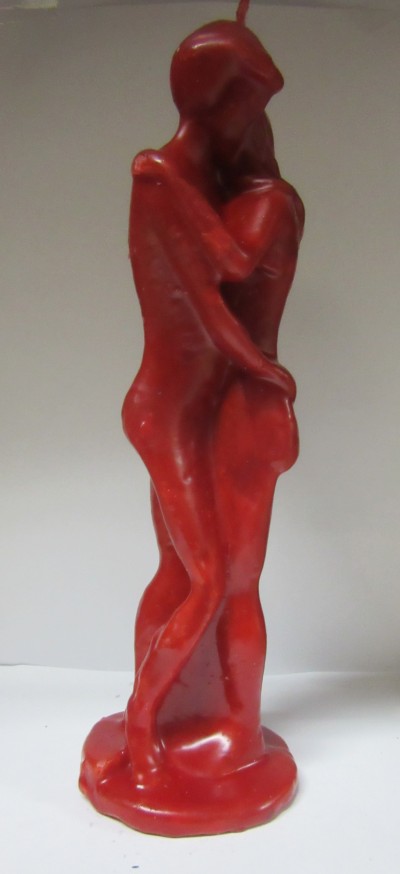 Vela decorativa vermelha de duas figuras humanas a abraçar