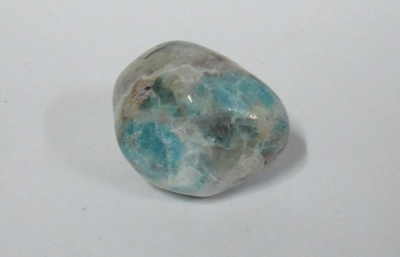 Pedra polida azul e branca sobre fundo branco