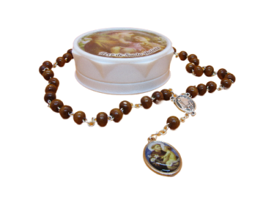 Rosário castanho com medalha e caixa branca com imagem religiosa