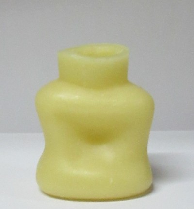 Vela amarela em forma de torso humano