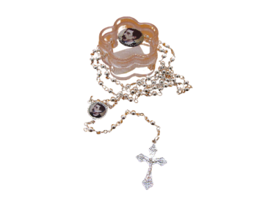 Colar dourado com crucifixo e medalhão com imagem histórica