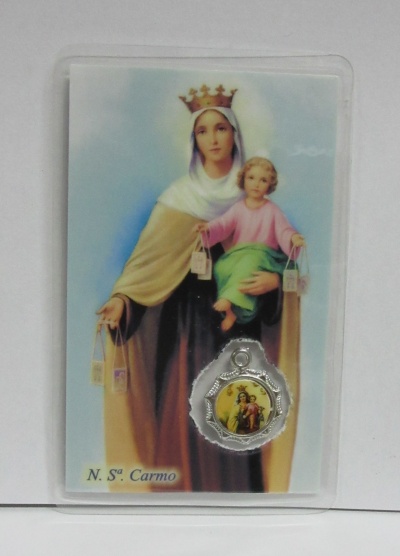 Cartão com imagem religiosa de Nossa Senhora do Carmo e Menino Jesus, com pendente metálico prateado anexado