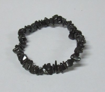 Pulseira de pedras pretas irregulares sobre fundo cinza claro