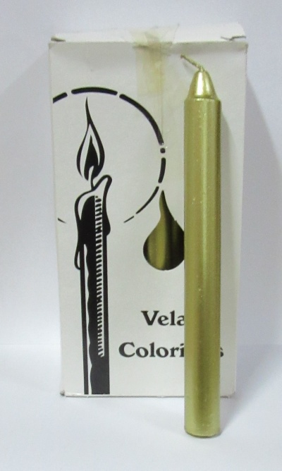 Vela dourada com caixa branca de velas coloridas