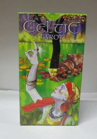 Caixa de tarot Celtic Tarot com mulher apontando dedo e luz brilhante