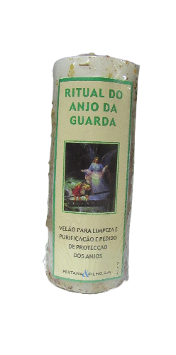 Vela branca cilíndrica com etiqueta verde e imagem de anjo da guarda e crianças