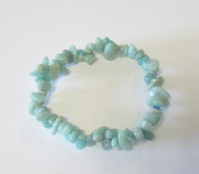 Pulseira de pedras verdes irregulares sobre fundo branco