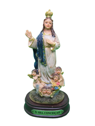 Estátua de Nossa Senhora da Conceição com anjos e base preta com placa verde.