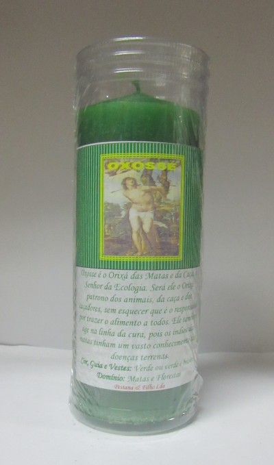 Vela verde em recipiente de vidro com etiqueta de Oxóssi e texto em português