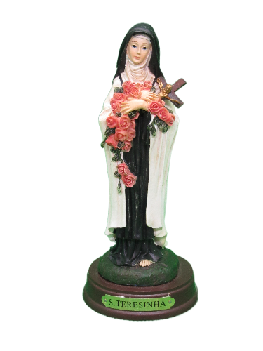 Estátua colorida de Santa Teresinha com rosas e cruz, base com placa nome
