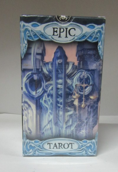 Baralho de cartas Tarot EPIC com arte azulada de figura encapuzada e balança