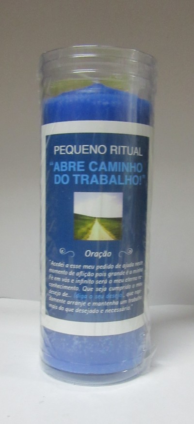 Vela azul em copo transparente com etiqueta azul e branca, texto em português e imagem de caminho