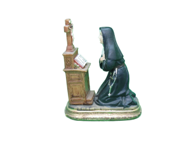 Estátua de freira ajoelhada a rezar diante de um púlpito