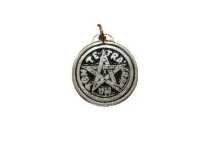 Pingente redondo prateado com estrela e texto em relevo