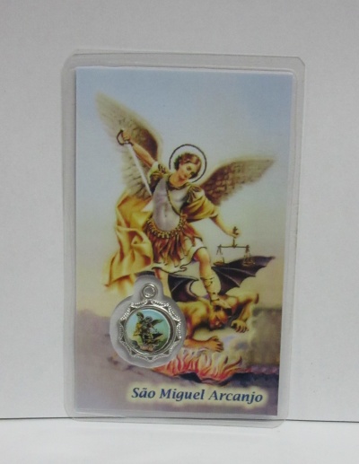 Brinde religioso São Miguel Arcanjo com cartão ilustrado e medalha prateada em plástico