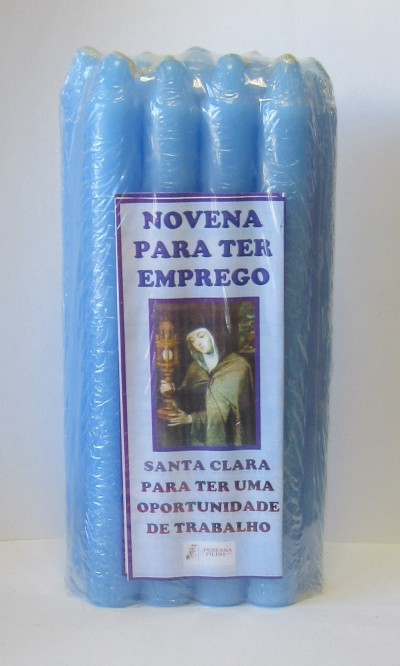Conjunto de velas azuis com etiqueta de novena para emprego