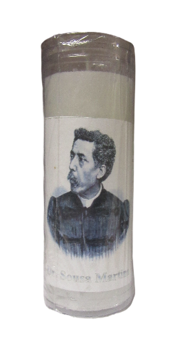 Vela branca com rótulo de retrato de homem e texto 'Sousa Martins'