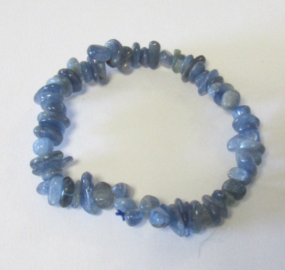 Pulseira elástica de pedras azuis polidas sobre fundo branco
