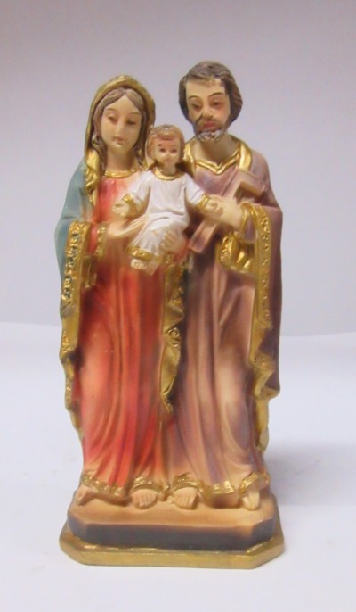 Figura religiosa da Sagrada Família em resina policromada com detalhes dourados