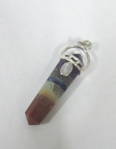 Pendente de pedra multicolorida facetada com suporte metálico prateado