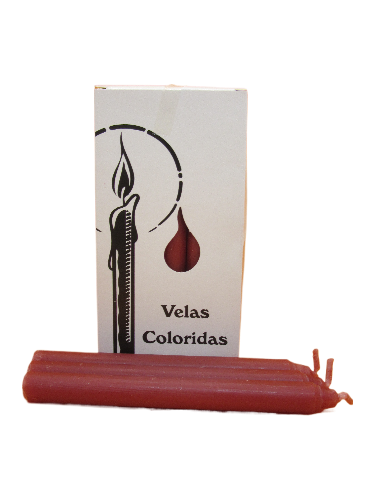 Caixa de velas coloridas com três velas vermelhas na frente