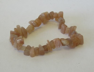 Pulseira de pedras semi-preciosas castanho-avermelhadas em fundo branco