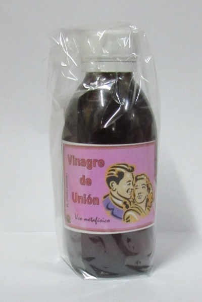 Frasco de vinagre com etiqueta rosa e ilustração de casal