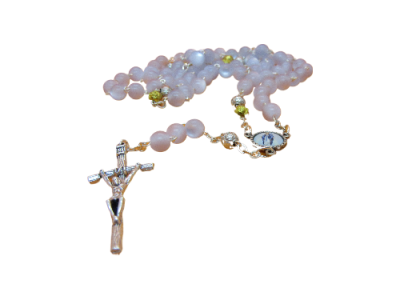 Terço com contas rosadas opacas, crucifixo dourado e medalha ovular com imagem