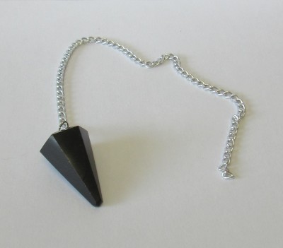 Pêndulo preto facetado com corrente prateada