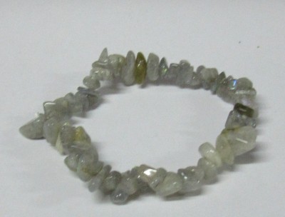 Pulseira de pedras cinza e esverdeadas sobre fundo branco