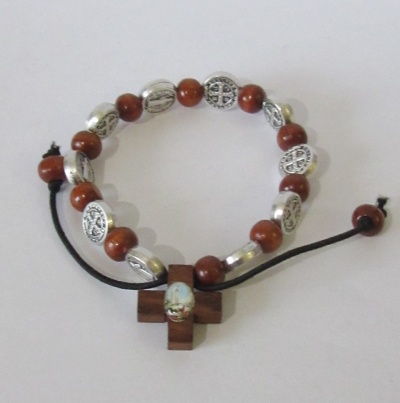 Pulseira com contas castanho-avermelhadas e prateadas, fecho em corda preta e cruz de madeira decorada