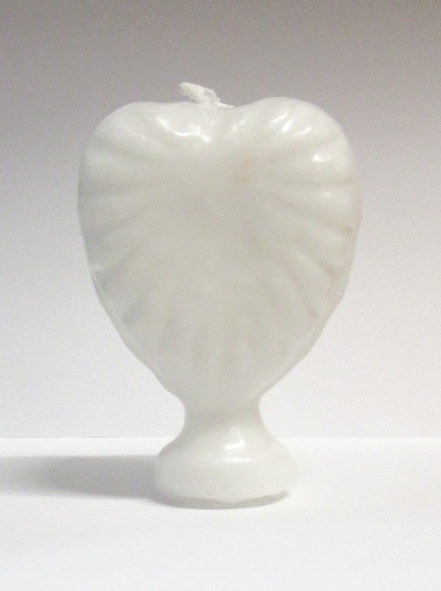 vela branca em forma de folha sobre fundo branco