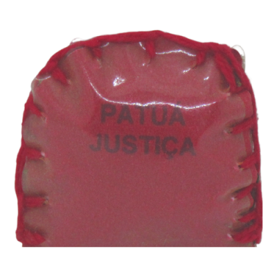 Produto em couro vermelho com texto PATOA JUSTIÇA