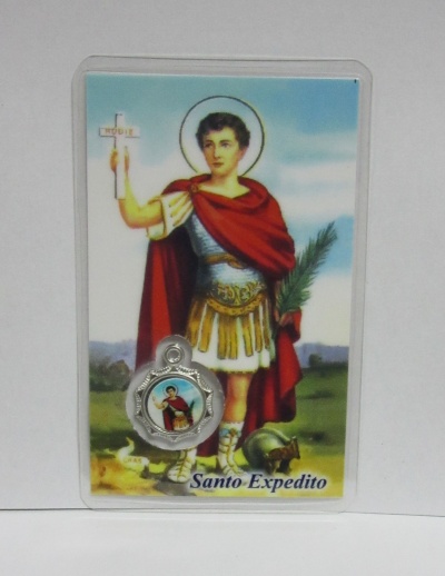 Cartão colorido de Santo Expedito com medalhão metálico embalada em plástico
