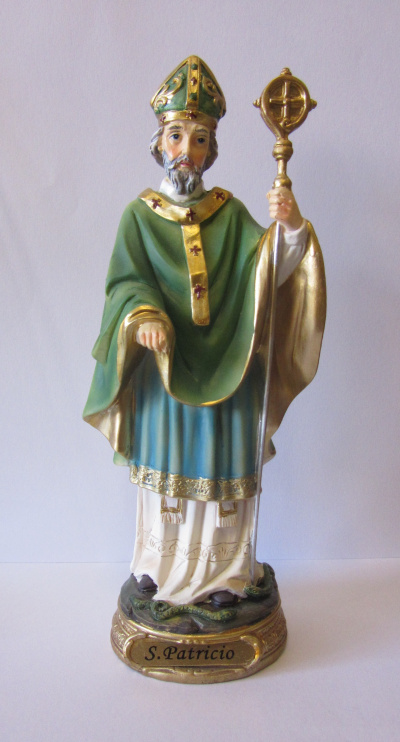 Estátua de São Patrício com báculo e base decorativa.