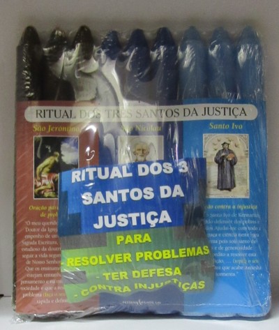 Pack de 3 velas de cores preta, branca e azul com rótulo dos Três Santos da Justiça embaladas em plástico