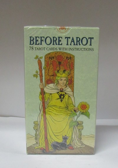 Caixa do baralho 'Before Tarot' com ilustração de figura sentada vestida de amarelo e gato preto.